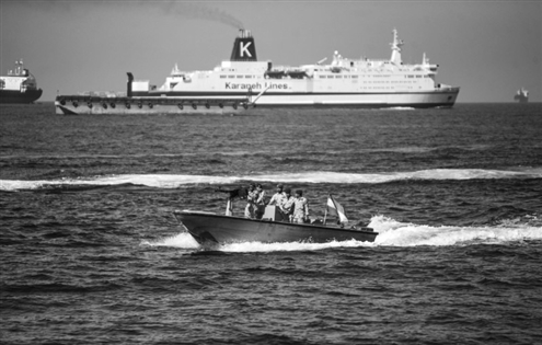 2019年4月30日,伊朗士兵在霍尔木兹海峡巡逻。新华社发